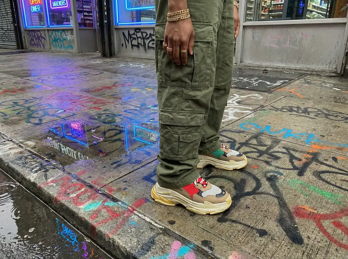警察记者张津瑜落地视频 - 滑板鞋与街头穿搭细节